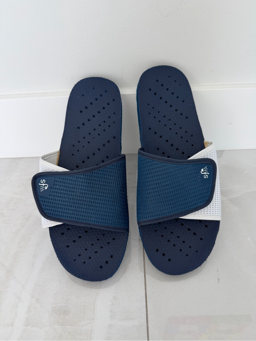 Showaflops Men’s Slides Anti-Sip Shiwer Sandel Adjustable Blue & White Like New